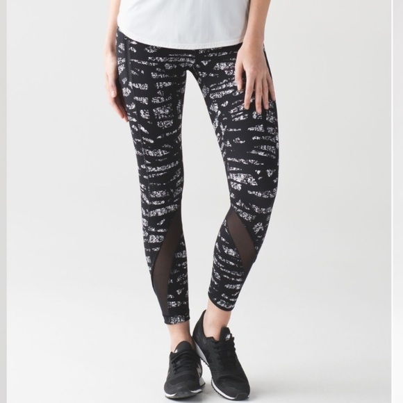 Lululemon Inspire Tight II in Graf Black White / Black size 2 - Picture 13 of 13